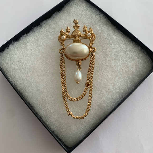 Vintage Victorian Revival style brooch Classic Elegance - Picture 8 of 10